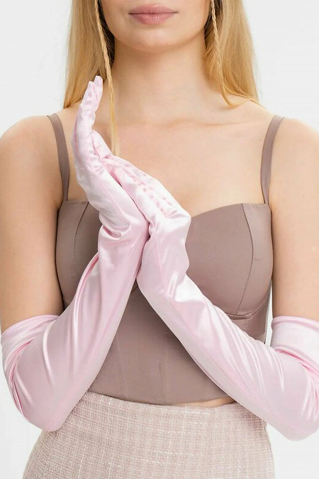 Длинные атласные оперные перчатки розового цвета для создания эффектного вечернего образа на выпускной бал купить в салоне Princesse de Paris в СПБ.