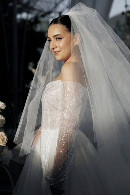 Супер-пышная фата из фатина средней жесткости белого молочного цвета два яруса средней длины купить в салоне Princesse de Paris в СПБ.