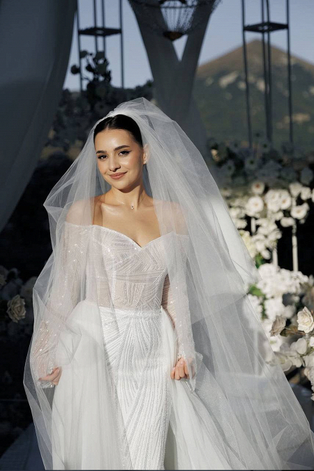 Пышная свадебная фата три яруса белого молочного цвета купить в салоне Princesse de Paris в СПБ.