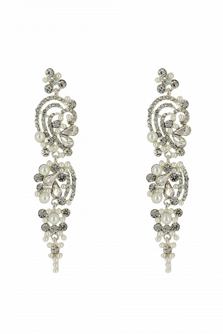 Длинные серьги СС005 оригинальной формы с завитками и цветочными элементами со стразами и жемчугом в цвете серебро в свадебном салоне Princesse de Paris