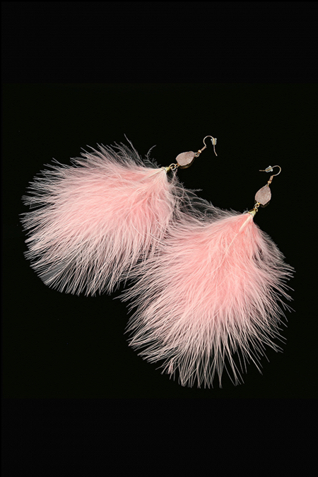 Богемные серьги СС016 каплевидной формы из перьев страуса и натуральных камней в благородном цвете пыльная роза - идеальный выбор для создания образа в стиле БОХО в свадебном салоне Princesse de Paris