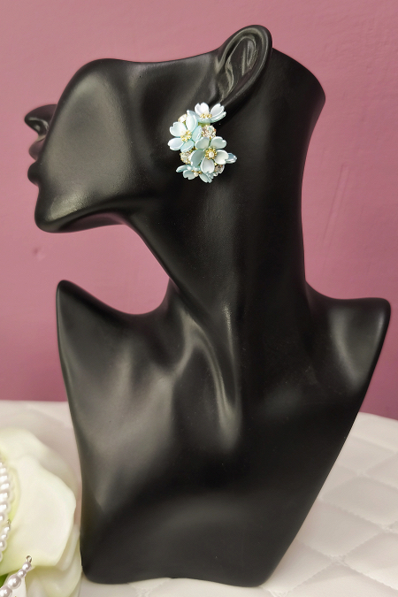 Милые серьги SG001 в форме цветов незабудки голубого цвета с мелким искусственным жемчугом и стразами купить недорого в салоне Princesse de Paris в СПБ.