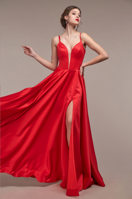 Длинное вечернее платье из атласа красного цвета КАРИНА с разрезом по ноге, корсетным лифом и съемным болеро с пышными рукавами купить недорого со скидкой в салоне Princesse de Paris в Петербурге.