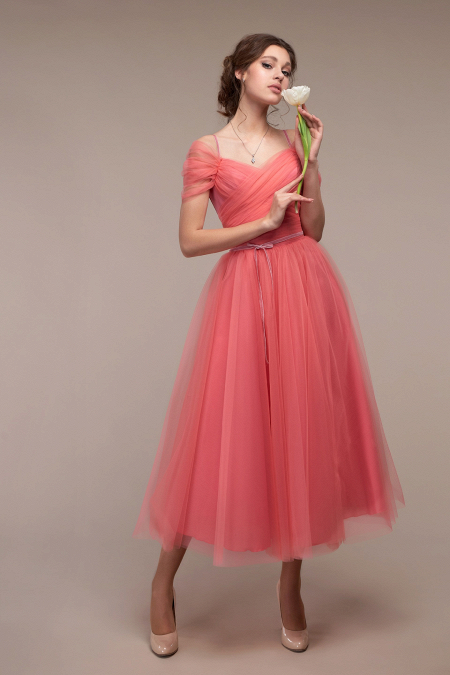 Вечернее платье ЭЛЬФИЯ миди цвет корал  - не пышное, А-силуэт, midi, легкое, удобное, без кружева купить недорого на выпускной 9 и 11 класс в салоне Princesse de Paris