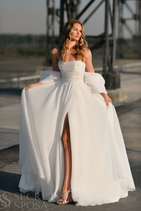 Легкое открытое летнее свадебное платье БЕТАНИ с разрезом из матовой органзы купить недорого в салоне Princesse de Paris в СПБ.