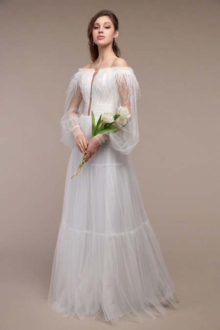 Легкое свадебное платье в стиле бохо с длинными пышными рукавами и отделкой из нежных перьев недорого в свадебном салоне Princesse de Paris
