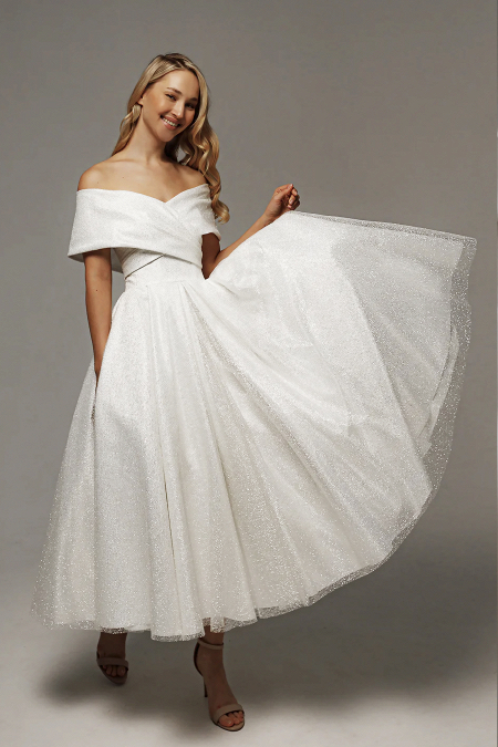 Блестящее свадебное платье ХАГГИС миди с открытыми плечами купить в салоне Princesse de Paris в СПБ.