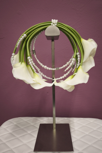 Свадебный букет-оберег, букет-дублер с рунами и жемчугом из 11 калл купить в салоне Princesse de Paris в СПБ.