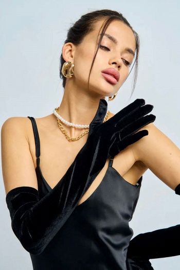 Длинные бархатные оперные перчатки черного цвета для создания эффектного вечернего образа купить в салоне Princesse de Paris в СПБ.
