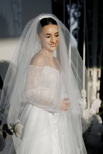 Длинная супер пышная фата два яруса белого молочного цвета под платье любого фасона купить в салоне Princesse de Paris в СПБ.