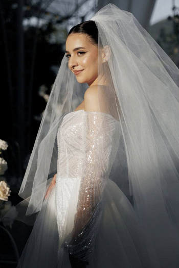 Супер-пышная фата из фатина средней жесткости белого молочного цвета два яруса средней длины купить в салоне Princesse de Paris в СПБ.