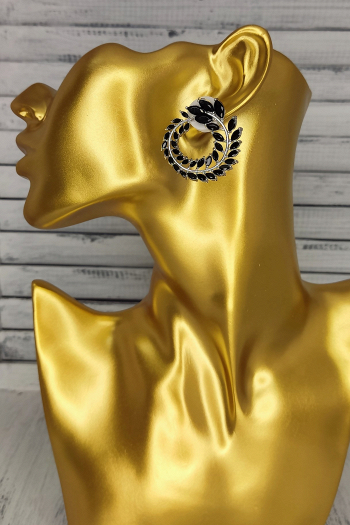 Оригинальные серьги SCH01 с растительным орнаментом круглой формы со стразами черного цвета, основой под белое золото купить недорого в салоне Princesse de Paris в СПБ.