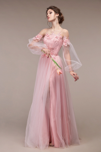Длинное вечернее платье на выпускной 9 и 11 класс из фатина Джулия в стиле БОХО с рукавами и открытыми плечами цвет пудровая роза в свадебном салоне Princesse de Paris