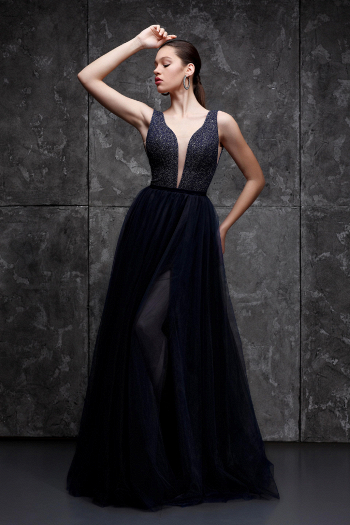 Длинное роскошное вечернее платье Илия благородного темно-синего цвета - оригинальный лиф, разрез по ноге, легкое, удобное, недорого в свадебном салоне Princesse de Paris СПБ