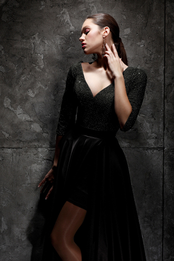 Вечернее платье КИРА цвет черный - не пышное, А-силуэт, длинное, легкое, удобное, без кружева, атласная юбка-солнце с боковым разрезом по ноге купить недорого на выпускной 9 и 11 класс в салоне Princesse de Paris