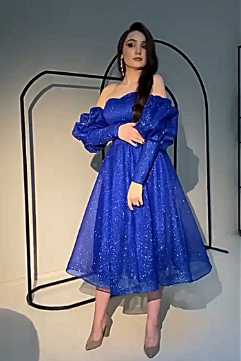 Блестящее вечернее платье СЭММИ миди в цвете синий электрик со съемными рукавами буфф-перчатка на выпускной купить в салоне Princesse de Paris СПБ
