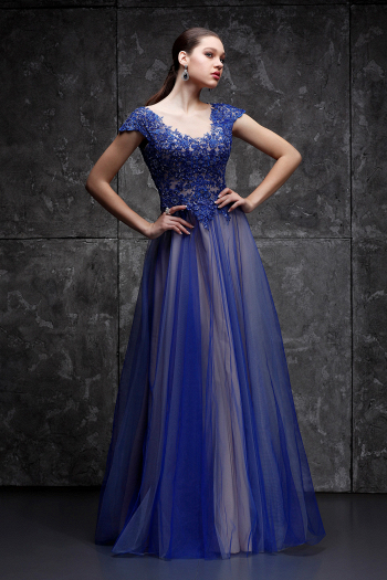 Вечернее платье СЛАВИЯ  цвет синий электрик - не пышное, А-силуэт, длинное,легкое, удобное, с кружевным лифом и закрытой спинкой купить недорого на выпускной 9 и 11 класс в салоне Princesse de Paris