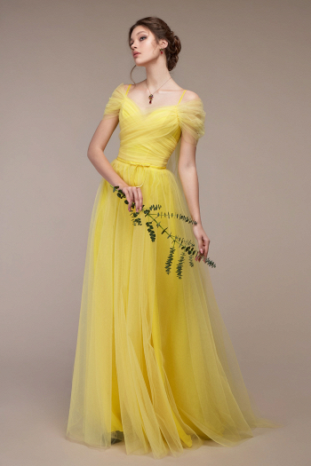 Вечернее платье ЭЛЬФИЯ желтого цвета - не пышное, А-силуэт, длинное, легкое, удобное, без кружева,  прикрыты проблемные зоны на руках, купить недорого на выпускной 9 и 11 класс в салоне Princesse de Paris