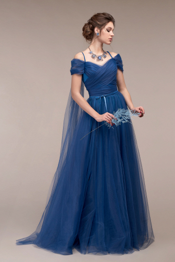 Вечернее платье ЭЛЬФИЯ синего цвета - не пышное, А-силуэт, длинное, легкое, удобное, без кружева,  прикрыты проблемные зоны на руках, купить недорого на выпускной 9 и 11 класс в салоне Princesse de Paris