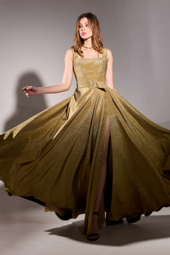 Вечернее платье ЭСТЕЛЛА из золотой парчи с разрезом и поясом с пряжкой - современная стильная молодежная модель - мерцающее элегантное совершенство - купить в СПб  свадебный салон Princesse de Paris