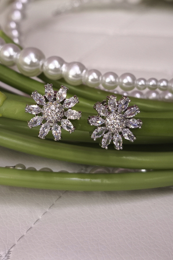 Свадебные клипсы для невесты круглые в форме цветка цвет белое золото, инкрустированные стразами, кристаллами горного хрусталя  купить недорого в салоне Princesse de Paris в СПБ.