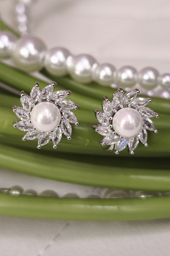 Клипсы круглой формы нарядные под белое золото с искусственным жемчугом и стразами KS003 для невесты, на выпускной, под вечернее платье, на корпоратив купить недорого в салоне Princesse de Paris в СПБ.