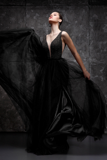 Свадебное платье Илия - легкое, удобное, черного цвета, простое, непышное, разрез по ноге, в свадебном салоне Princesse de Paris СПБ