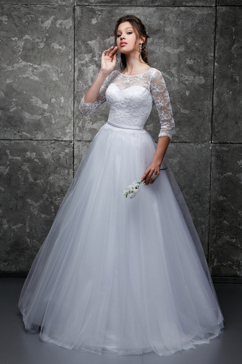 Недорогое свадебное платье Милана - легкое, воздушное, с кружевным лифом и длинными рукавами, лиф и спинка закрыты кружевом, идеальный вариант для венчания свадебном салоне Princesse de Paris