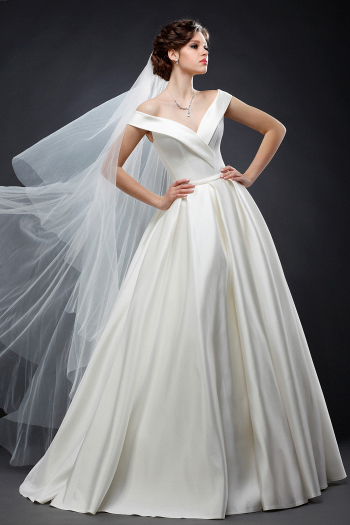 Свадебное платье из атласа СЮЗАННА с открытыми плечами, юбка А-силуэт без кружева с карманами купить недорого в салоне Princesse de Paris в СПБ.