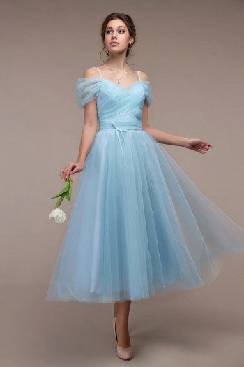 Свадебное платье Эльфия небесно-голубого цвета - легкое, удобное, не длинное, длина миди, без кружева, без блеска, недорогое в свадебном салоне Princesse de Paris СПБ