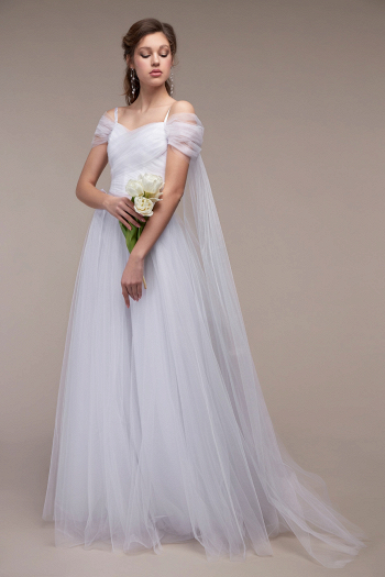 Недорогое легкое и воздушное свадебное платье ЭЛЬФИЯ из мягкого евро-фатина, без кружева и блеска в свадебном салоне Princesse de Paris