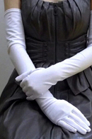 Длинные атласные оперные перчатки белого молочного цвета для создания эффектного вечернего или свадебного образа купить в салоне Princesse de Paris в СПБ.