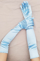 Длинные атласные оперные перчатки голубого цвета для создания эффектного вечернего образа купить в салоне Princesse de Paris в СПБ.