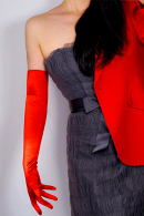 Длинные атласные оперные перчатки красного цвета для создания эффектного вечернего образа купить в салоне Princesse de Paris в СПБ.