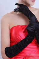 Длинные атласные оперные перчатки черного цвета для создания эффектного вечернего образа купить в салоне Princesse de Paris в СПБ.