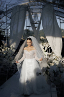 Супер-пышная фата из фатина средней жесткости белого молочного цвета два яруса средней длины купить в салоне Princesse de Paris в СПБ.