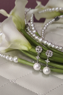 Свадебные клипсы для невесты с жемчугом цвет белое золото, инкрустированные стразами, кристаллами горного хрусталя и искусственным жемчугом купить недорого в салоне Princesse de Paris в СПБ.