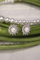 Клипсы круглой формы нарядные под белое золото с искусственным жемчугом и стразами KS003 для невесты, на выпускной, под вечернее платье, на корпоратив купить недорого в салоне Princesse de Paris в СПБ.