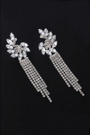 Длинные серьги СС010 в стиле водопад, со стразами и оригинальным дизайном с вкраплениями кристаллов горного хрусталя в цвете белое золото в свадебном салоне Princesse de Paris