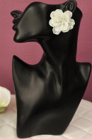 Оригинальные серьги в виде цветка белого пиона перламутрового цвета на выпускной, свадьбу купить недорого в салоне Princesse de Paris в СПБ.