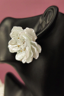 Оригинальные серьги в виде цветка белого пиона перламутрового цвета на выпускной, свадьбу купить недорого в салоне Princesse de Paris в СПБ.