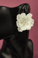 Оригинальные серьги в виде цветка белого пиона перламутрового цвета на выпускной, свадьбу купить недорого в салоне Princesse de Paris в СПБ.