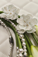 Оригинальные серьги в виде цветка белого пиона перламутрового цвета на выпускной, свадьбу купить недорого в салоне Princesse de Paris в СПБ.