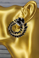 Оригинальные серьги SCH01 с растительным орнаментом круглой формы со стразами черного цвета, основой под белое золото купить недорого в салоне Princesse de Paris в СПБ.