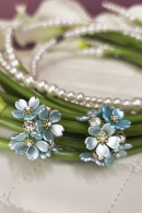 Милые серьги SG001 в форме цветов незабудки голубого цвета с мелким искусственным жемчугом и стразами купить недорого в салоне Princesse de Paris в СПБ.