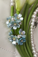Милые серьги SG001 в форме цветов незабудки голубого цвета с мелким искусственным жемчугом и стразами купить недорого в салоне Princesse de Paris в СПБ.