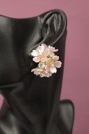 Оригинальные объемные серьги в форме цветов незабудки розового цвета SR001 с жемчугом и стразами купить недорого в салоне Princesse de Paris в СПБ.