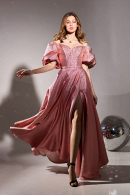 Обворожительное мерцающее платье ДОЛОРЕС из шикарной легкой парчи в цвете розовое золото с модными рукавами-фонариками и разрезом по ноге в свадебном салоне Princesse de Paris в СПБ