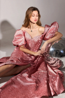 Обворожительное мерцающее платье ДОЛОРЕС из шикарной легкой парчи в цвете розовое золото с модными рукавами-фонариками и разрезом по ноге в свадебном салоне Princesse de Paris в СПБ