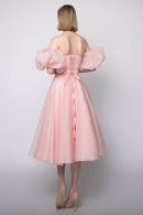 Вечернее платье из восковой органзы ЗЕФИР миди цвет пудра с рукавами-фонариками купить недорого в салоне Princesse de Paris  в СПБ